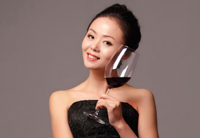 冯锐君女士 Ms Vivien Feng现为澳大利亚精品酒业公司铂高汇精品酒庄（Blue Orchid Enterprise）执行董事，铂兰葡萄酒教育（Blue Orchid Wine School ）创始人，是澳大利亚葡萄酒界一位格外受人敬重的华裔企业家。铂高汇旗下的葡萄园分布在澳大利亚葡萄酒产区中的最精品地区，并分别在猎人谷、玛格丽特河流域、巴罗莎山谷建立了生产基地。有着高级电信工程师背景的冯锐君女士，将葡萄酒誉为人类工程学中最浪漫、最艺术而又精准的伟大工程。坚持秉承酒庄经营的精品品质、文化拓展、生活理念的三大服务核心，结合她对葡萄酒技术的深刻领悟、认真勤勉的品格和丰富的经营管理经验，以及特有的中西双边文化素养的优势，对华人社会深远的葡萄酒文化理念的影响与塑造，得到了业内业外人士的高度赞扬。除了经营酒庄，冯锐君女士和中国主流211工程大学海南大学建立了深入的葡萄酒教育发展项目，她将积极不断地通过中国知名大学平台，把葡萄酒文化的精髓之美传播到中华民族的沃土之上。 
