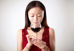冯锐君女士 Ms Vivien Feng现为澳大利亚精品酒业公司铂高汇精品酒庄（Blue Orchid Enterprise）执行董事，铂兰葡萄酒教育（Blue Orchid Wine School ）创始人，是澳大利亚葡萄酒界一位格外受人敬重的华裔企业家。铂高汇旗下的葡萄园分布在澳大利亚葡萄酒产区中的最精品地区，并分别在猎人谷、玛格丽特河流域、巴罗莎山谷建立了生产基地。有着高级电信工程师背景的冯锐君女士，将葡萄酒誉为人类工程学中最浪漫、最艺术而又精准的伟大工程。坚持秉承酒庄经营的精品品质、文化拓展、生活理念的三大服务核心，结合她对葡萄酒技术的深刻领悟、认真勤勉的品格和丰富的经营管理经验，以及特有的中西双边文化素养的优势，对华人社会深远的葡萄酒文化理念的影响与塑造，得到了业内业外人士的高度赞扬。除了经营酒庄，冯锐君女士和中国主流211工程大学海南大学建立了深入的葡萄酒教育发展项目，她将积极不断地通过中国知名大学平台，把葡萄酒文化的精髓之美传播到中华民族的沃土之上。 