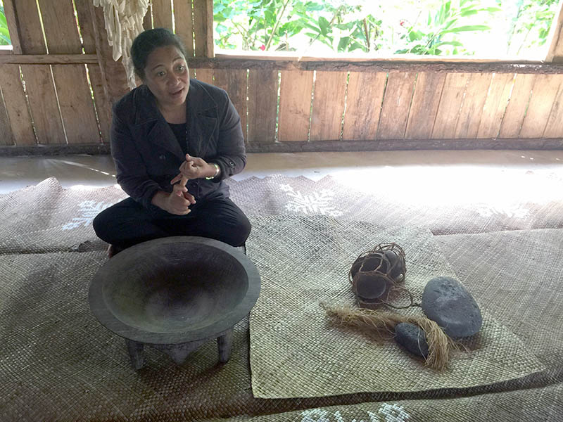 “古老汤加”的经营者欧法女士给记者讲解汤加文化（摄影 盛楚宜）