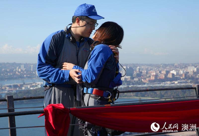 华裔情侣集体攀登悉尼海港大桥共度惊喜七夕（摄影 张洵）