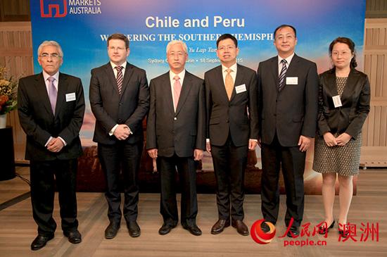 邓予立在悉尼歌剧院办英文版新书发布会 