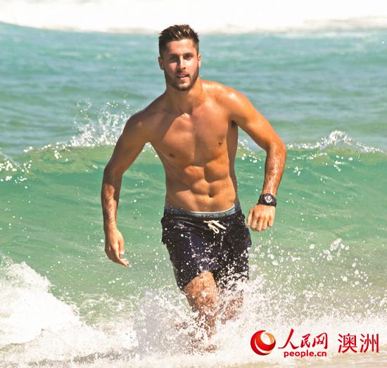 澳海滩救援队拍摄圣诞大片助力慈善