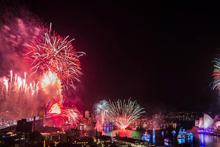 悉尼跨年烟花绽放海港迎接新年