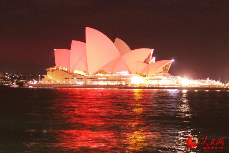 为迎接中国农历新年，悉尼歌剧院披上了红妆。（鲍捷 摄）