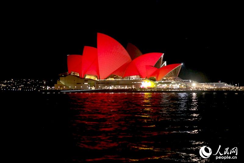 悉尼歌剧院披上了“中国红”（摄影 马小龙）