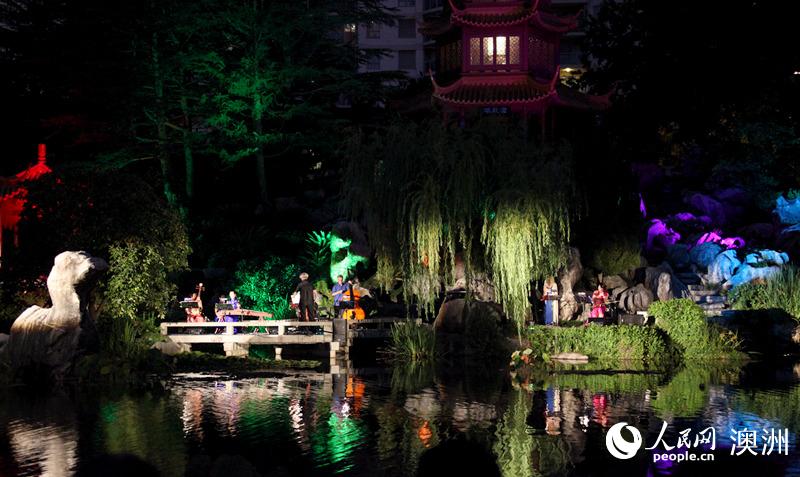 在悉尼中国花园举行的实景音乐会现场美轮美奂（摄影 马小龙）