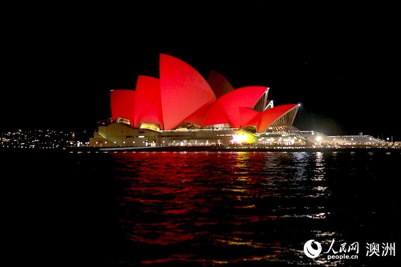 悉尼歌剧院披上了“中国红”（摄影 马小龙）