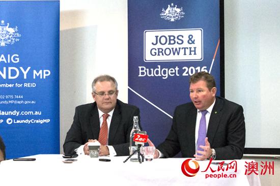 澳国库部长斯科特·莫里森（左）和多元文化助理部长克瑞格·朗迪 （右）解读新财年财政预算案（摄影 许梦怡）