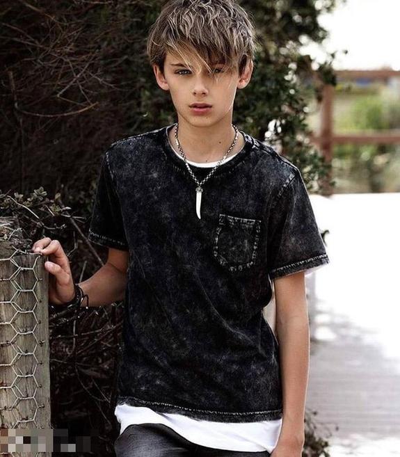 澳大利亚一名13岁男孩William Franklyn-Miller因为超高颜值，这两天在网上爆红，特别是在日本Twitter上，粉丝一夜翻倍，还被日本妹子们封为“世界最帅”！