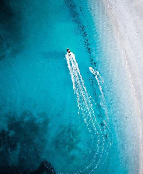 迈克尔和简姆普有10年的摄影经验，2013年，他们在发现无人机可以携带高清摄像头后，便开始利用无人机进行拍摄。这次作品便是他们耗时1个月穿越西澳大利亚的心血结晶。他们说，“我们专注于航空摄影，并且都非常热爱大海，而西澳大利亚拥有世界上最好的海岸线。”