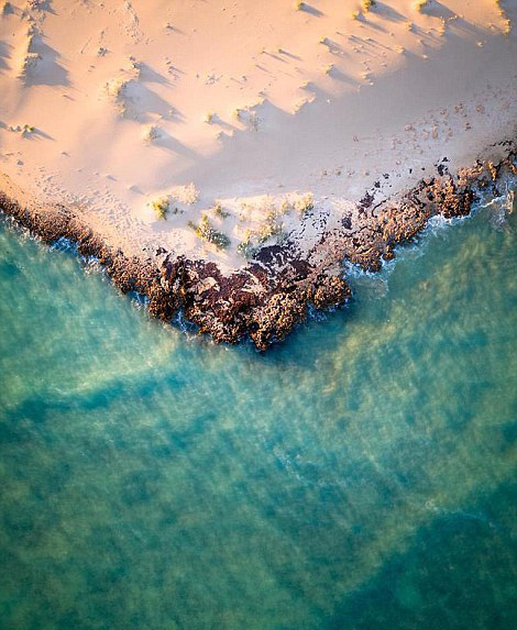 澳大利亚的迈克尔 格策(Michael Goetze)和简姆普 威廉姆森(Jampal Williamson)利用大疆无人机搭载Zenmuse X5摄像头在该国西部海岸上空拍摄了一组照片，记录了海岸线的美丽景象。湛蓝的海水、泡沫般的浪花还有细白如银的沙滩，令人叹为观止。