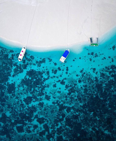 澳大利亚的迈克尔 格策(Michael Goetze)和简姆普 威廉姆森(Jampal Williamson)利用大疆无人机搭载Zenmuse X5摄像头在该国西部海岸上空拍摄了一组照片，记录了海岸线的美丽景象。湛蓝的海水、泡沫般的浪花还有细白如银的沙滩，令人叹为观止。