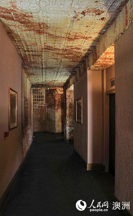 走在酒店内古朴的地下走廊（摄影 盛楚宜）