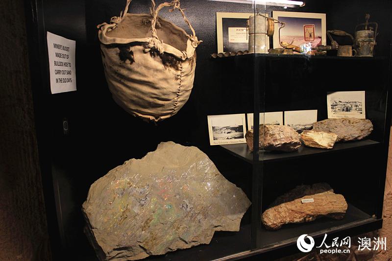 参观展品了解百年矿业历史（摄影 盛楚宜）