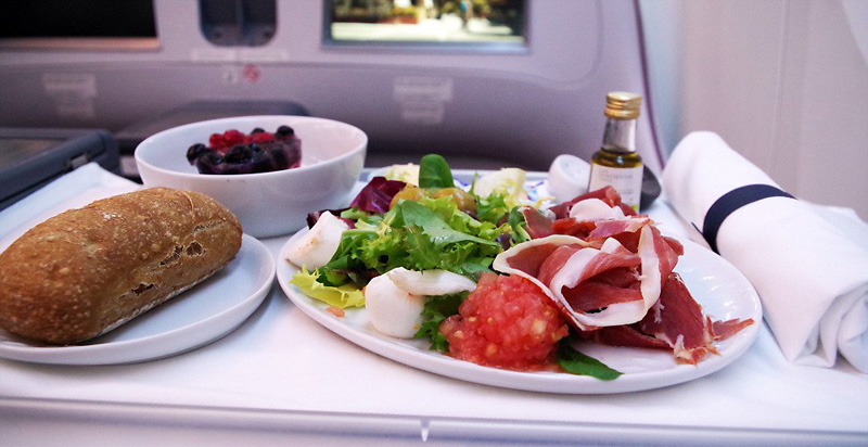 自从2012年尼克的博客开通后，他已经坐过400个航班，飞行里程超过40万英里（约64万公里），环游世界17次。尼克说：“我非常喜欢飞机上的食物，并想向乘客展示他们在飞机上所吃的食物。虽然飞机餐一直不受人待见，但是我想告诉人们飞机餐也可以别有一番风味。”