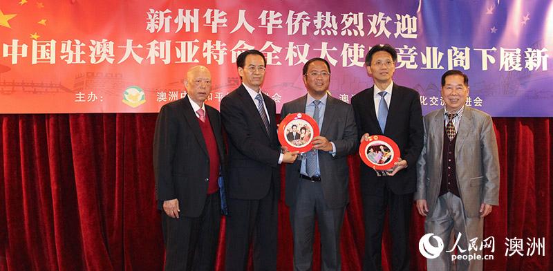 中国驻悉尼总领事顾小杰（右二）、澳新州侨界代表欢迎中国驻澳大利亚大使成竞业（左二）履新（摄影 盛楚宜）