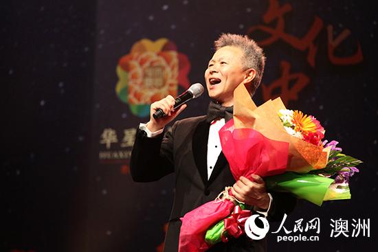 王宏伟在《文化中国·华星之夜》文艺晚会上演唱（摄影 董业衡）