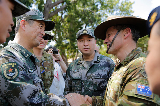 中方南部战区陆军副司令员赵冀鲁与澳方陆军准将达米安·坎特维尔在
