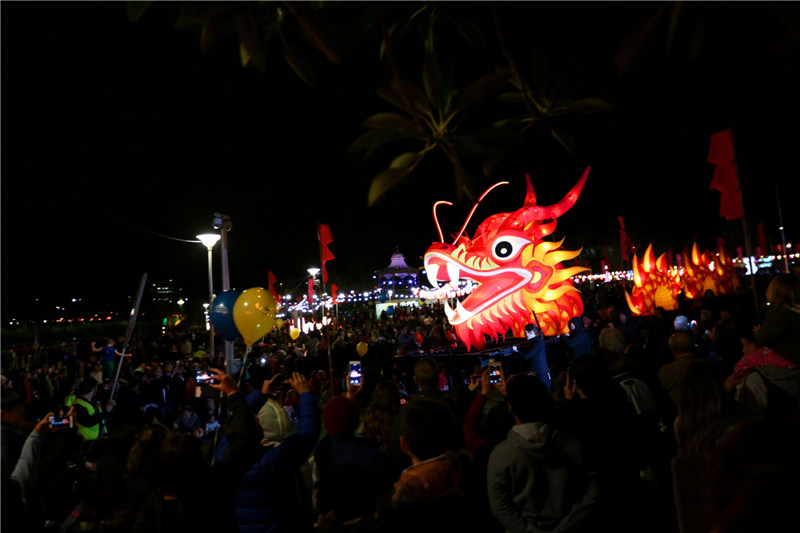 游客纷纷与“香港龙”合影（摄影 闫寒）