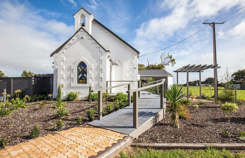 澳大利亚假日房屋租赁网站Stayz日前评选出了该国最独特的假日租赁房屋，由位于南澳大利亚麦克唐宗山脉上的一座白色教堂改造的小屋夺得头筹。