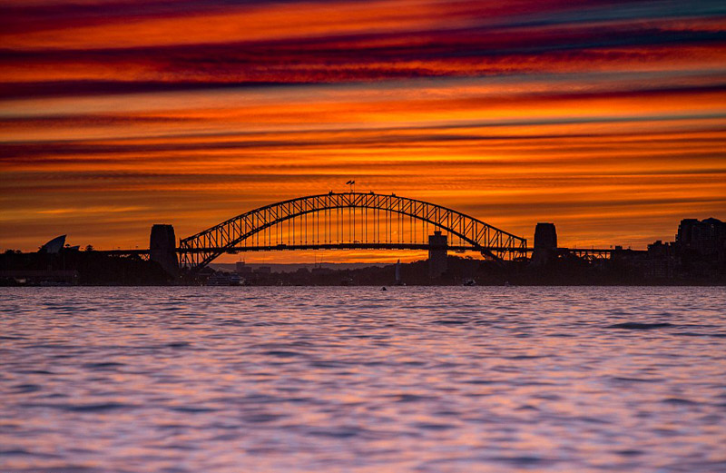安东尼的镜头主要聚焦于邦迪海滩和悉尼港湾大桥，拍摄的题材十分丰富。有狰狞风暴、电闪雷鸣、巨浪滔天；也有平和晴日、阳光普照、万里无云；有夕阳余晖下日落而息的安宁，也有旭日之辉破天际的惺忪……在安东尼的镜头下，海滩和大桥都别有一番风味。