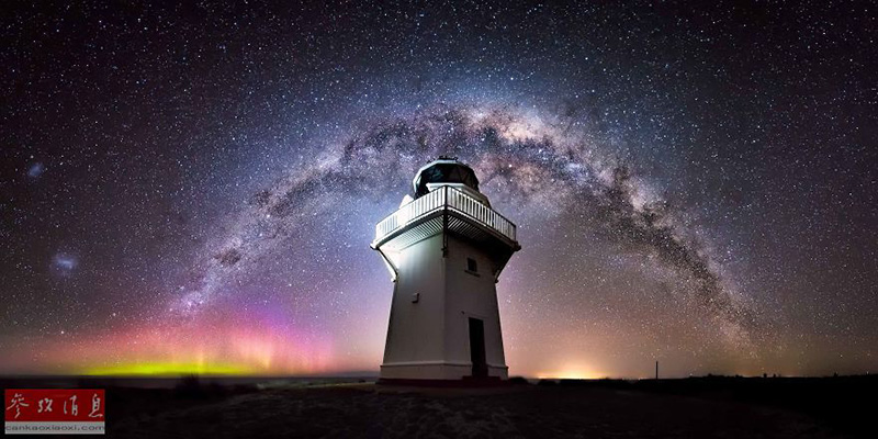 美国boredpanda网站报道，冬季是一个寒冷却又充满神奇色彩的季节，尤其是晴朗夜空下的流星和极光更是让人着迷。近日，两名新西兰摄影师分享了他们所拍摄的冬季星空，并写道：“我们对于拍摄夜空充满热情，经常会在寒冷的夜晚守到天亮。”图为怀帕帕角灯塔。