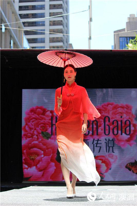 中国丝绸服装秀亮相悉尼市中心（摄影 盛楚宜）