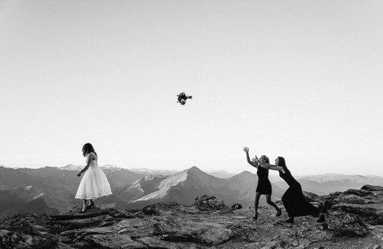 近日，新西兰摄影师米基 罗斯（Mickey Ross）在瓦纳卡镇附近的一座雪山上为一对新婚夫妇拍摄婚纱照，以延绵的白雪和冰层为背景，将婚纱照拍出了新高度，真的是美哭了！