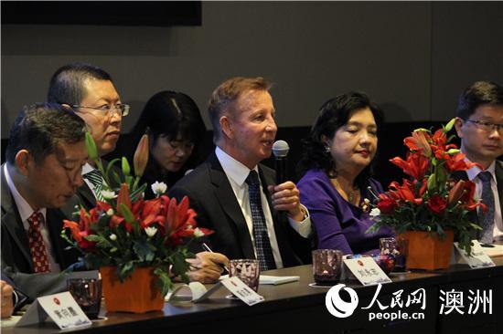悉尼科技大学副校长柏伟廉教授在座谈会上讲话（摄影 沈楚昀）