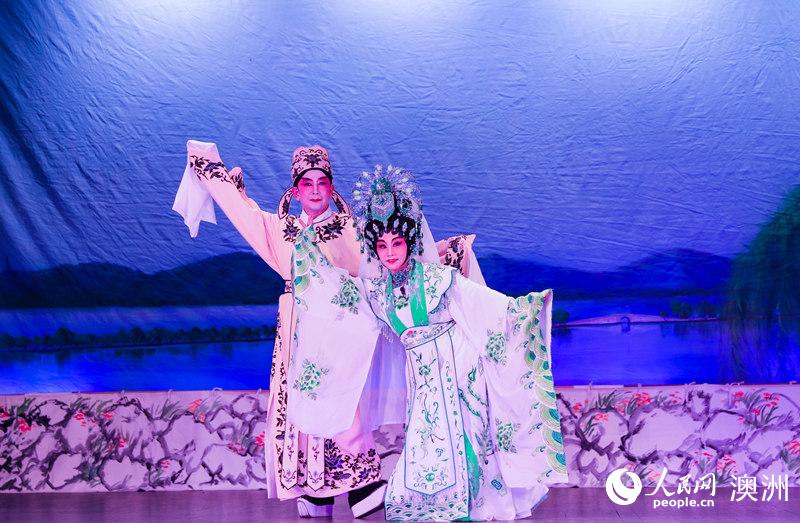 惠靈頓、廣州兩地演員表演粵劇《夢會太湖》（攝影 張健勇）