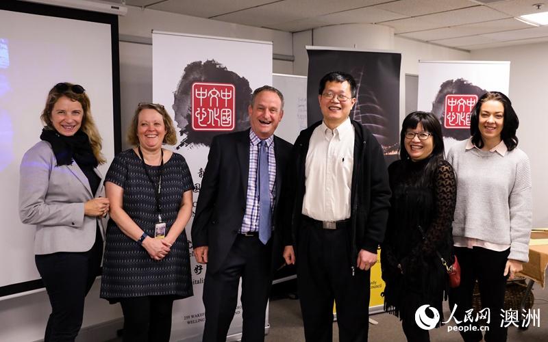 新西蘭中國文化中心主任郭宗光（左四）與2017“訪華之旅”成員在一起（攝影 張健勇）