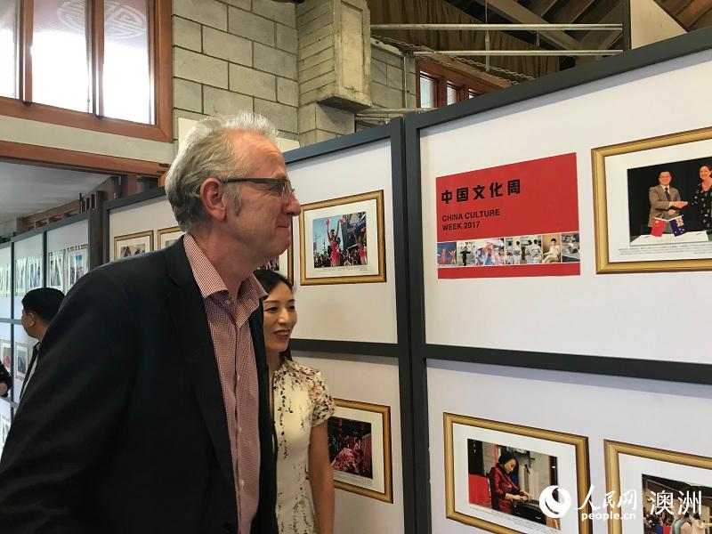 奧康納議員觀看新西蘭中國文化中心成立兩周年圖片展（攝影 張健勇）
