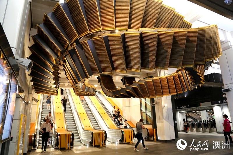 悉尼火車站木質舊扶梯成浮雕藝術(攝影 王泉驕）