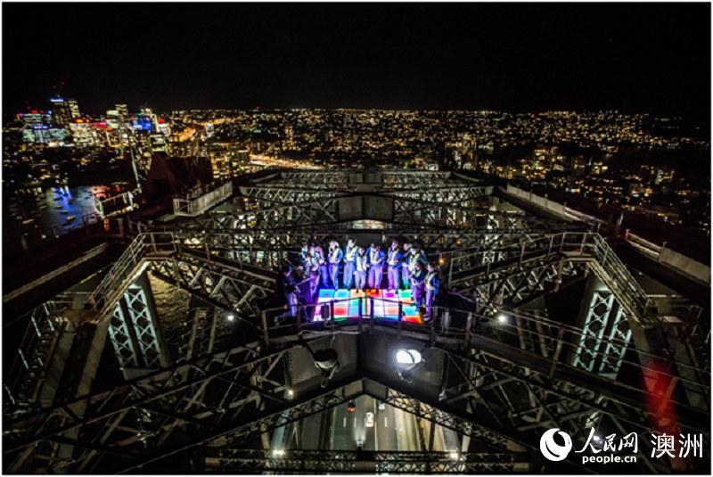 位於橋頂的炫彩舞台點亮了134米的悉尼海港上空。