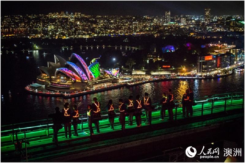 攀登期間，“悉尼燈光節”的絢麗城景將一覽無遺。