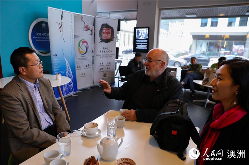 新西蘭中國文化中心主任郭宗光與新西蘭電影人交談（攝影 張健勇）