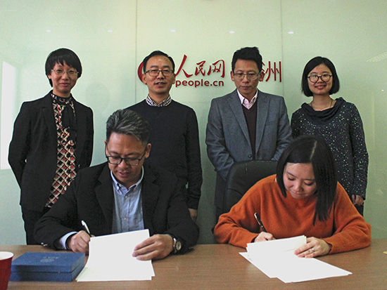 人民网澳大利亚公司和厦门大学新闻传播学院签约(摄影 阴袁扬洋) 首批来自厦门大学新闻传播学院的7名学生于8月2日开始了为期两个月的海外新闻报道实习。期间,学生还前往西悉尼大学人文和传播艺术学院体验了为期两周的交流课程。据介绍,西悉尼大学人文和传播艺术学院的学生也将于2019年7月前往厦门大学交流学习。 西悉尼大学人文和传播艺术学院国际交流办公室主任安娜·克里斯蒂娜·帕提拉博士说:“这批厦门大学的学生独立性很强,思维很灵活,尽管面临语言和文化的双重挑战,