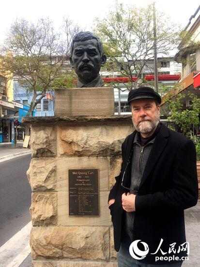 威廉姆斯在19世紀末悉尼華人領袖、慈善家梅光達雕像前