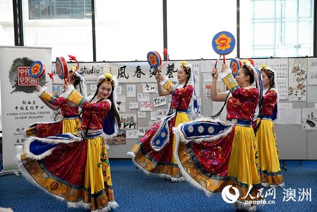 新西蘭華夏文化藝術協會帶來藏族風情開場舞《藏族熱巴天地鼓舞》（攝影 李博）