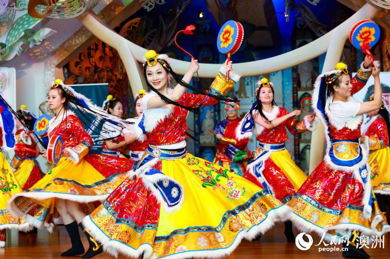 新西蘭華夏文化藝術協會帶來熱情奔放的藏族風情舞蹈《天地鼓》（攝影 張健勇）