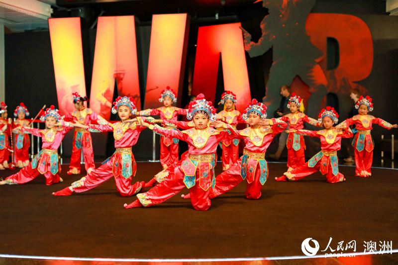 來自洛辰舞蹈學校、粉妝玉琢的“刀馬旦”們亮相新西蘭國家博物館毛利文化廳舞台 （攝影 張健勇）