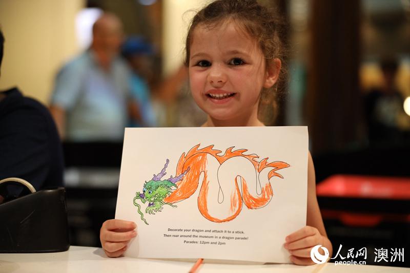 新西兰儿童展示自己绘画的龙(摄影 张健勇）