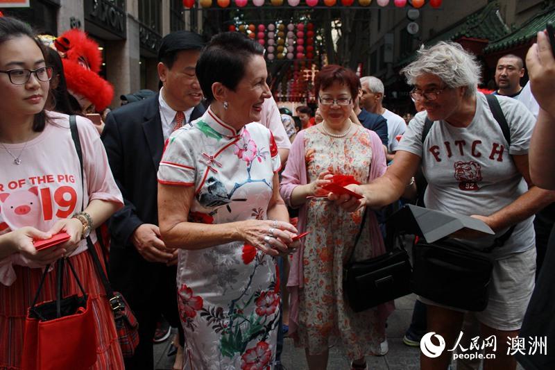 悉尼市市长克劳馥·摩尔在唐人街为民众分发贺岁红包（摄影 沈诺）