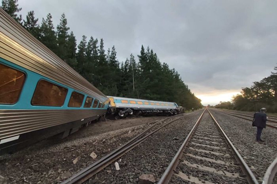 悉尼开往墨尔本火车脱轨致两人死亡 十余人受伤