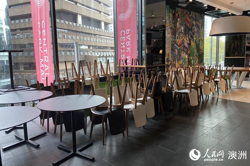 美食中心的餐桌和椅子被歸置在一旁（攝影 王泉驕）