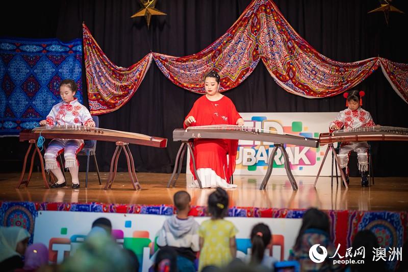 惠靈頓中國文化中心古箏教師帶領學員演奏中國古箏名曲（攝影 張健勇）