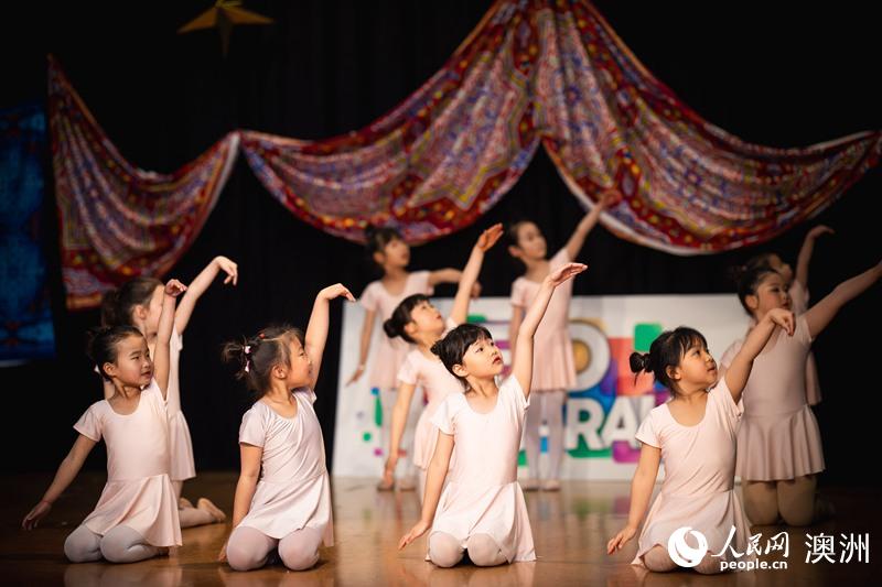 惠靈頓中國文化中心舞蹈班小學員表演詼諧活潑的兒童舞蹈（攝影 張健勇）