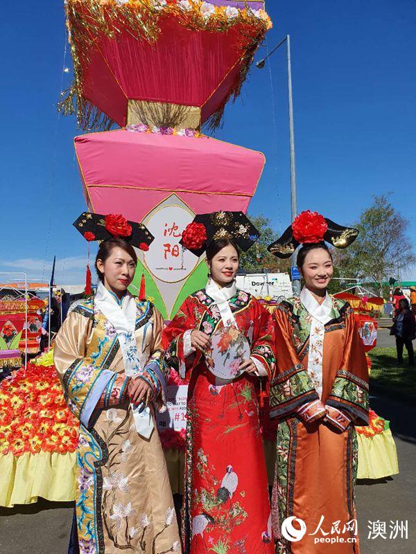 身著滿族服飾、參加中國宮燈花車巡游的當地華人志願者（攝影 沃特金斯） 