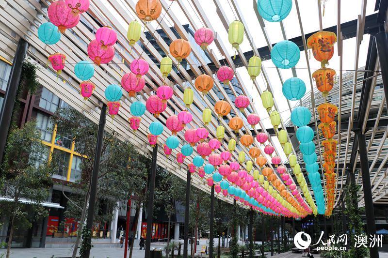 悉尼市中心達令廣場挂滿慶祝中國傳統節日中秋節的燈籠 （攝影 陳楚琪）