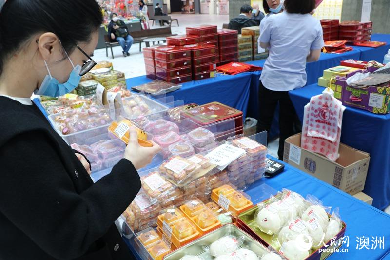悉尼當地華人在中國超市挑選心儀的月餅（攝影 陳楚琪）